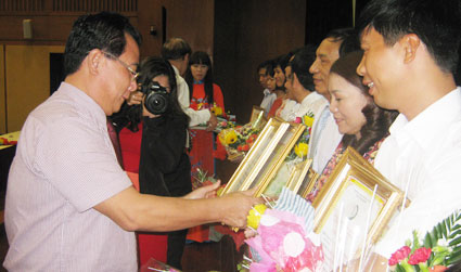Đồng chí Lê Thanh Dũng, Phó Chủ tịch UBND tỉnh trao bằng khen cho các tác giả đoạt giải nhất trong Hội thi.